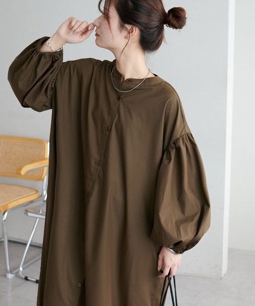 DISCOAT(ディスコート)の「【WEB限定】スタンドカラー袖ボリュームワンピース(シャツワンピース・レディース・ブラック/ホワイト系その他2/ホワイト/ホワイト系その他/ブラウン・MEDIUM)」の10枚目の写真