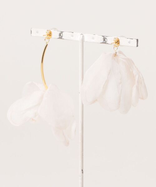 jumelle（ジュメロ）の「droop flower pierce（ピアス（両耳用）・レディース・アイボリー・FREE）」の2枚目の写真