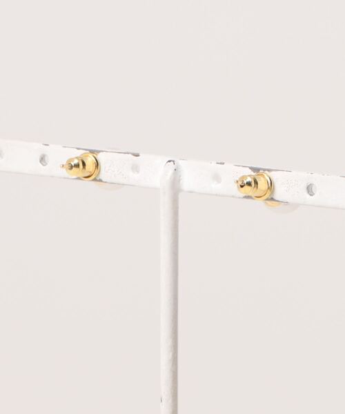 jumelle（ジュメロ）の「droop flower pierce（ピアス（両耳用）・レディース・アイボリー・FREE）」の4枚目の写真