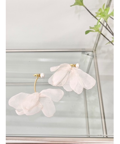 jumelle（ジュメロ）の「droop flower pierce（ピアス（両耳用）・レディース・アイボリー・FREE）」の5枚目の写真