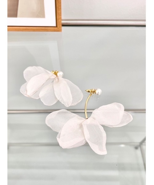 jumelle（ジュメロ）の「droop flower pierce（ピアス（両耳用）・レディース・アイボリー・FREE）」の6枚目の写真