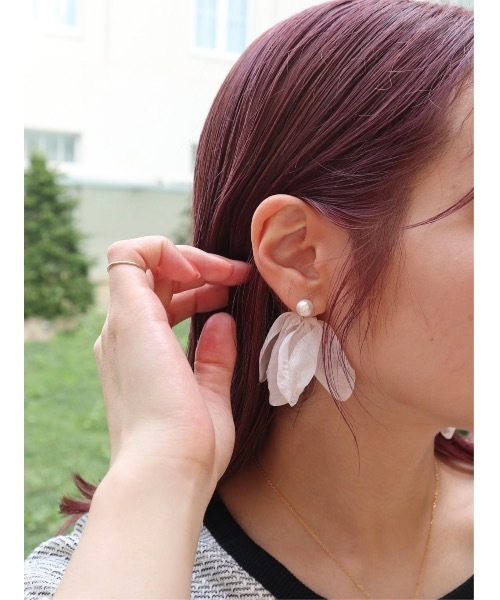 jumelle（ジュメロ）の「droop flower pierce（ピアス（両耳用）・レディース・アイボリー・FREE）」の11枚目の写真