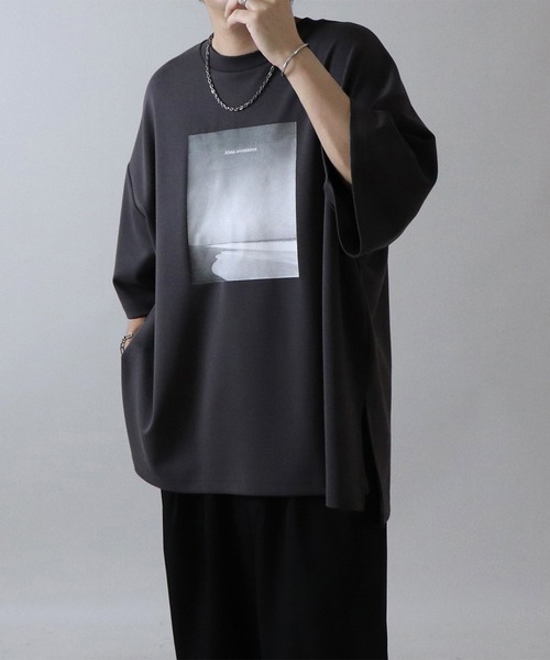 Confirm（コンファーム）の「ドレープとろみ ビッグシルエット ワンポイント / フォトフロントプリント / フォトバックプリント オーバーサイズ ポンチ半袖Tシャツ カットソー【Confirm】（Tシャツ/カットソー・メンズ・ホワイト/ホワイト系その他/グレー/チャコールグレー/ブラック系その他/グレー系/ホワイト系その他2/ブラック/グレー系その他/ブラック系その他2/グレー系2・M/L/XL）」の10枚目の写真