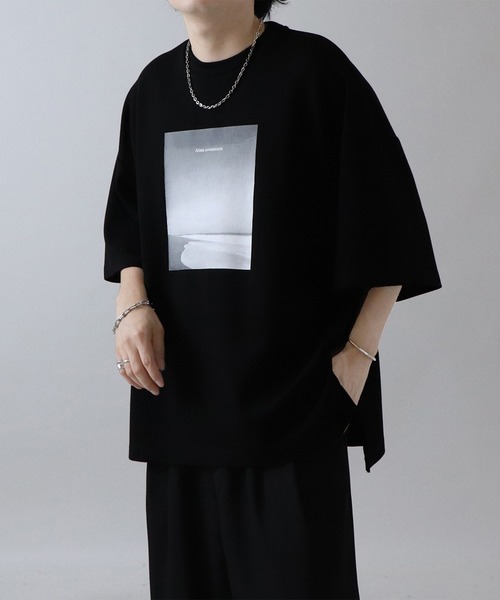 Confirm（コンファーム）の「ドレープとろみ ビッグシルエット ワンポイント / フォトフロントプリント / フォトバックプリント オーバーサイズ ポンチ半袖Tシャツ カットソー【Confirm】（Tシャツ/カットソー・メンズ・ホワイト/ホワイト系その他/グレー/チャコールグレー/ブラック系その他/グレー系/ホワイト系その他2/ブラック/グレー系その他/ブラック系その他2/グレー系2・M/L/XL）」の5枚目の写真