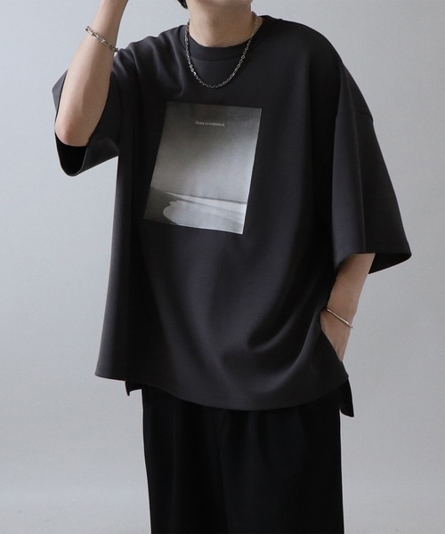 Confirm（コンファーム）の「ドレープとろみ ビッグシルエット ワンポイント / フォトフロントプリント / フォトバックプリント オーバーサイズ ポンチ半袖Tシャツ カットソー【Confirm】（Tシャツ/カットソー・メンズ・ホワイト/ホワイト系その他/グレー/チャコールグレー/ブラック系その他/グレー系/ホワイト系その他2/ブラック/グレー系その他/ブラック系その他2/グレー系2・M/L/XL）」の18枚目の写真