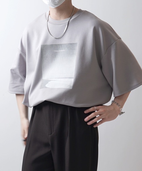 Confirm（コンファーム）の「ドレープとろみ ビッグシルエット ワンポイント / フォトフロントプリント / フォトバックプリント オーバーサイズ ポンチ半袖Tシャツ カットソー【Confirm】（Tシャツ/カットソー・メンズ・ホワイト/ホワイト系その他/グレー/チャコールグレー/ブラック系その他/グレー系/ホワイト系その他2/ブラック/グレー系その他/ブラック系その他2/グレー系2・M/L/XL）」の14枚目の写真