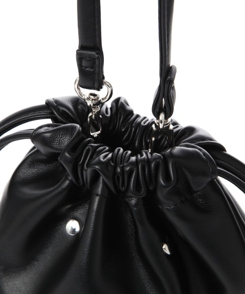 LAKOLE（ラコレ）の「2WAYスタッズ巾着ショルダーバッグ / 116063（ショルダーバッグ・レディース・ブラック/アイボリー・FREE）」の10枚目の写真