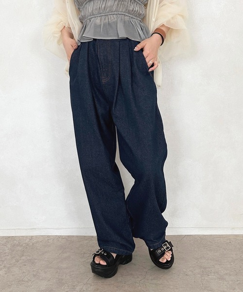 apres jour（アプレジュール）の「タックワイドデニムパンツ【ZOZOTOWN限定アイテム】（デニムパンツ・レディース・インディゴブルー/ブルー/ブルー系その他/ブラック系その他/ブラック/ライトブルー/オフホワイト・MEDIUM/LARGE/X-LARGE/SMALL）」の5枚目の写真