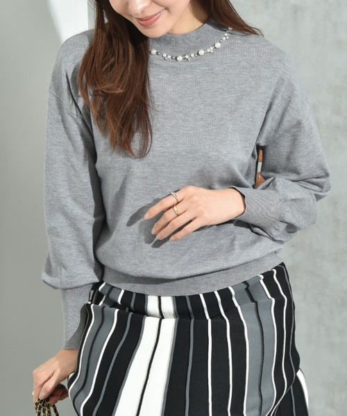 INTERPLANET（インタープラネット）の「パールビジュー付ハイネックニット（ニット/セーター・レディース・ブラック/オフホワイト/グレー/ブルー/イエロー・FREE/LARGE）」の3枚目の写真