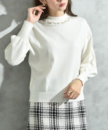 パールビジュー付ハイネックニット