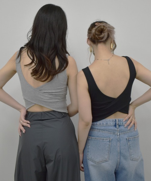 Reurie'（レウリィ）の「カップ付きバッククロスリブタンクトップ／back cross rib tank top ブラトップ ノースリーブ パッド付き ノースリーブ インナー グレー 白 黒 ブラック モノトーン ベーシック シンプル（タンクトップ・レディース・ホワイト/グレー/ブラック・FREE）」の3枚目の写真