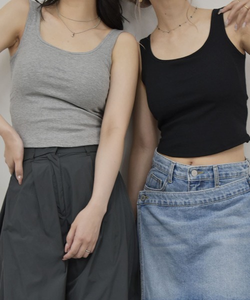 Reurie'（レウリィ）の「カップ付きバッククロスリブタンクトップ／back cross rib tank top ブラトップ ノースリーブ パッド付き ノースリーブ インナー グレー 白 黒 ブラック モノトーン ベーシック シンプル（タンクトップ・レディース・ホワイト/グレー/ブラック・FREE）」の4枚目の写真