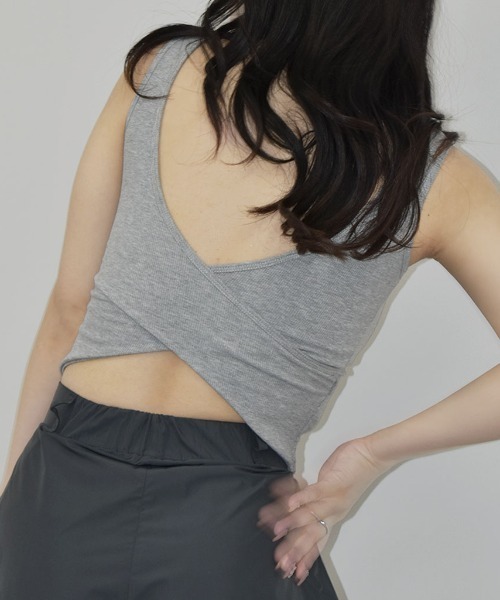 Reurie'（レウリィ）の「カップ付きバッククロスリブタンクトップ／back cross rib tank top ブラトップ ノースリーブ パッド付き ノースリーブ インナー グレー 白 黒 ブラック モノトーン ベーシック シンプル（タンクトップ・レディース・ホワイト/グレー/ブラック・FREE）」の6枚目の写真