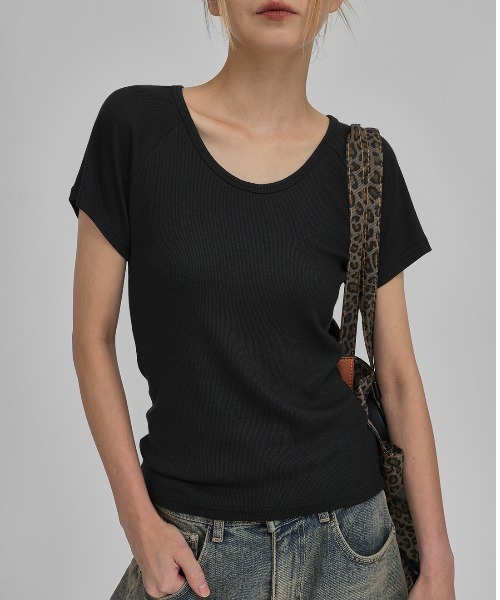 BLACKUP（ブラックアップ）の「[MADE] ボーデルモーダルラグランUネックTシャツ（Tシャツ/カットソー・レディース・ホワイト/ブラック/ライトピンク・ONESIZE）」の3枚目の写真
