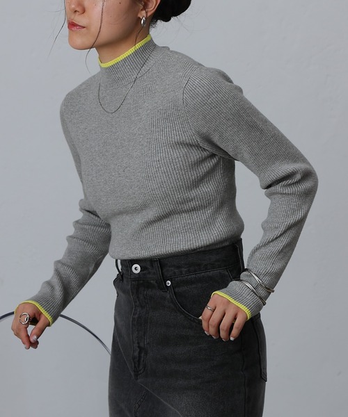 COLONY 2139（コロニートゥーワンスリーナイン）の「PBT配色ラインハイネックリブニット（ニット/セーター・レディース・ブラック/グリーン/レッド/オフホワイト/グレー/チャコールグレー/ネイビー/パープル・FREE）」の4枚目の写真