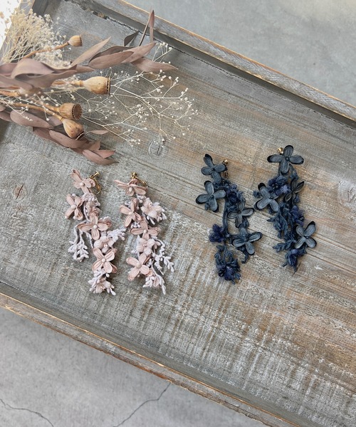 m.soeur（エムスール）の「ライラックのイヤリング（イヤリング・レディース・ブラック/グレー・FREE）」の3枚目の写真