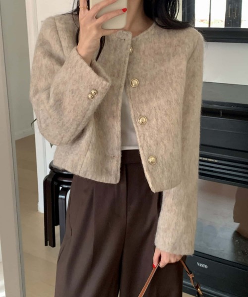 MAISON DE THERESE(メゾン ド テレーズ)の「フェイクファー金釦ノーカラージャケット(ノーカラージャケット・レディース・ダークグレー/ベージュ・FREE)」の17枚目の写真