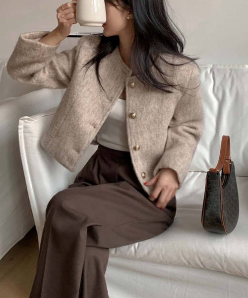 MAISON DE THERESE(メゾン ド テレーズ)の「フェイクファー金釦ノーカラージャケット(ノーカラージャケット・レディース・ダークグレー/ベージュ・FREE)」の21枚目の写真
