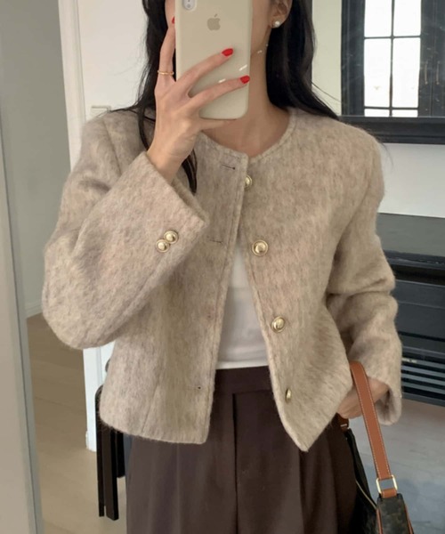 MAISON DE THERESE(メゾン ド テレーズ)の「フェイクファー金釦ノーカラージャケット(ノーカラージャケット・レディース・ダークグレー/ベージュ・FREE)」の22枚目の写真