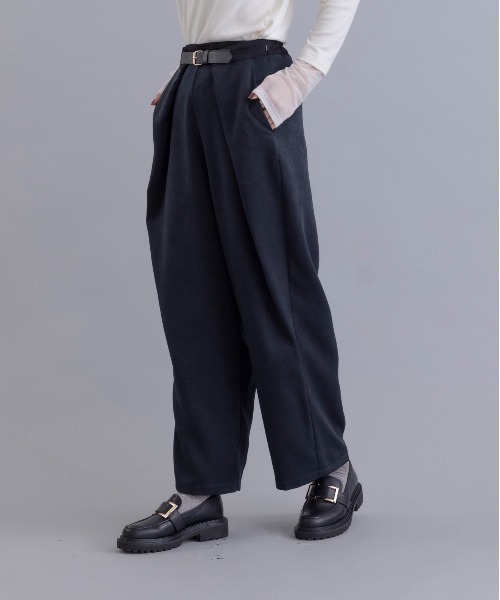 Eimee Law（エイミーロウ）の「ベルテッド タックラップ コクーンラインパンツ（その他パンツ・レディース・ライトブルー/グレー系/スミクロ・MEDIUM）」の15枚目の写真