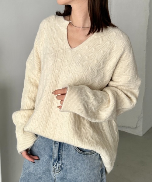 CLEA(クレア)の「ケーブル編みVネック長袖ニットトップス(ニット/セーター・レディース・チャコールグレー/グレー/アイボリー/イエロー・FREE)」の6枚目の写真