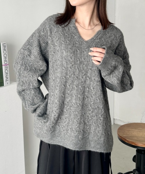 CLEA(クレア)の「ケーブル編みVネック長袖ニットトップス(ニット/セーター・レディース・チャコールグレー/グレー/アイボリー/イエロー・FREE)」の13枚目の写真