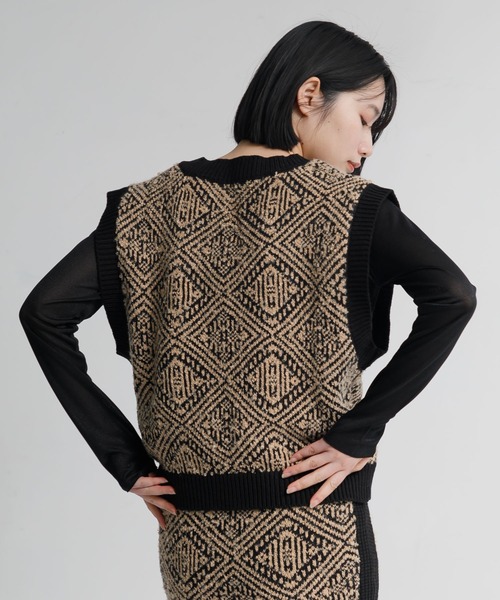 AMERICAN RAG CIE（アメリカンラグシー）の「【ARC】深Vネックベスト（ベスト・レディース・アイボリー/ベージュ・FREE）」の22枚目の写真