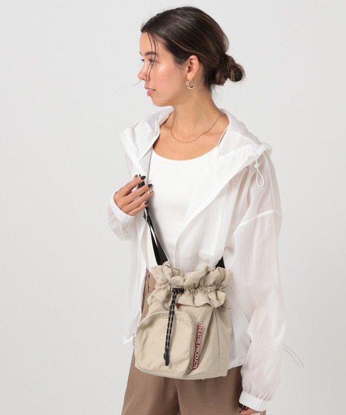 THEATRE PRODUCTS(シアタープロダクツ)の「【THEATRE PRODUCTS】別注フリルキンチャクショルダー(ショルダーバッグ・レディース・グレイッシュベージュ/ブラック・FREE)」の4枚目の写真