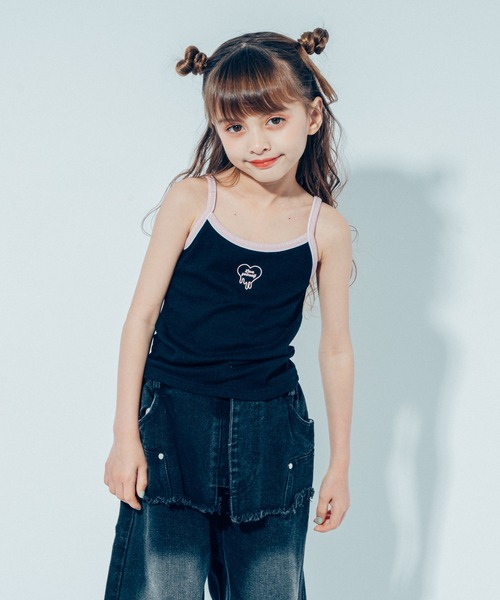 URBAN CHERRY(アーバンチェリー)の「【快適さらリブ素材】ハートプリント配色パイピングキャミソール(キャミソール・キッズ・ピンク/アイボリー/ブラック/ブルー・110cm/120cm/130cm/140cm/150cm)」の1枚目の写真
