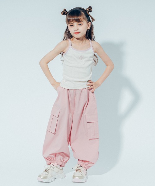 URBAN CHERRY(アーバンチェリー)の「【快適さらリブ素材】ハートプリント配色パイピングキャミソール(キャミソール・キッズ・ピンク/アイボリー/ブラック/ブルー・110cm/120cm/130cm/140cm/150cm)」の6枚目の写真