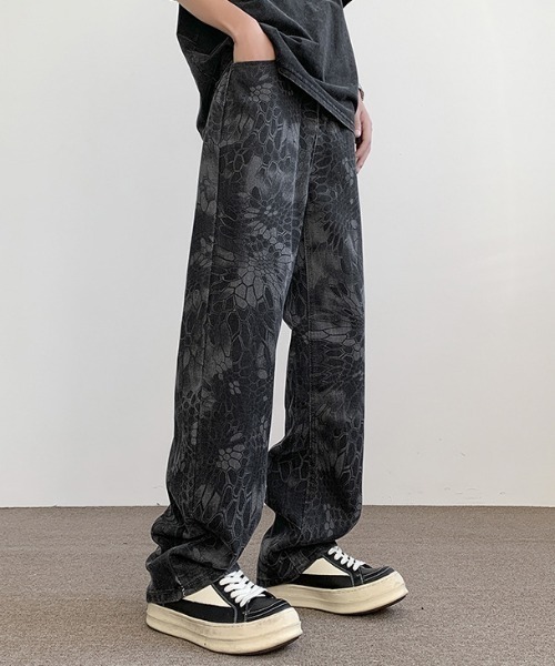 link lot（リンクロット）の「ルーズシルエットスネークパターンワイドデニムパンツ  カモフラ 蛇柄 総柄パンツ（デニムパンツ・メンズ・ブラック/ベージュ・M/L）」の2枚目の写真