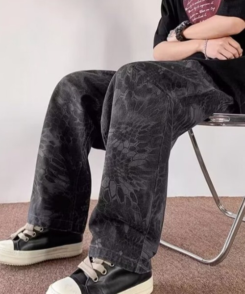 link lot（リンクロット）の「ルーズシルエットスネークパターンワイドデニムパンツ  カモフラ 蛇柄 総柄パンツ（デニムパンツ・メンズ・ブラック/ベージュ・M/L）」の3枚目の写真