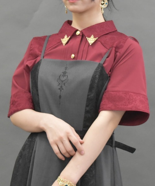 axes femme POETIQUE(アクシーズファムポエティック)の「衿金具付き半袖ブラウス(シャツ/ブラウス・レディース・ブラック/ホワイト/ワイン・MEDIUM)」の3枚目の写真