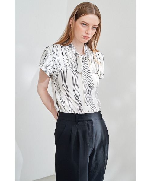 Estella.K(エステラケー)の「Rosanna Blouse ボータイプリーツヨークブラウス(シャツ/ブラウス・レディース・アイボリー/ブラック/ストライプ/ホワイト・FREE)」の4枚目の写真