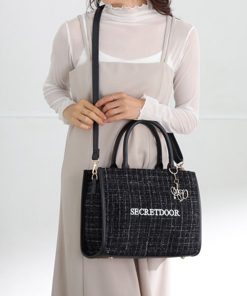 SecretDoor（シークレットドア）の「【500mlペットボトル収納可】2way ツイード トート ショルダーバッグ チャーム付き クリーム（トートバッグ・レディース・アイボリー/ブラック/ピンク・FREE）」の13枚目の写真