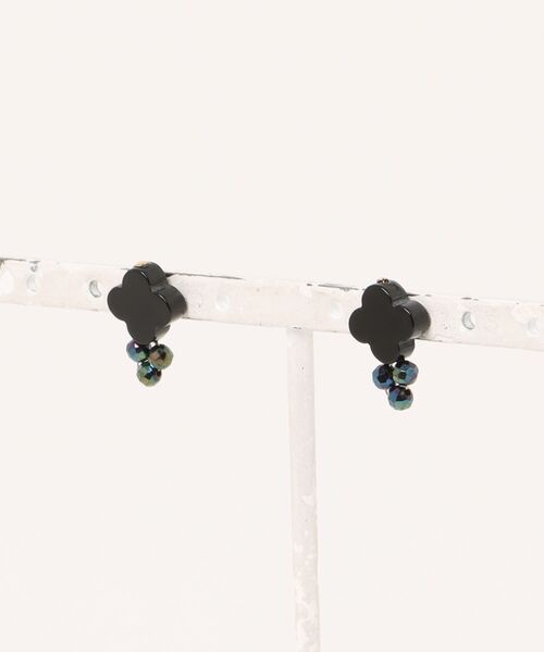 CERCA(チェルカ)の「september/クローバー オニキス+小さなスピネルpierce(ピアス(両耳用)・レディース・ブラック・FREE)」の1枚目の写真
