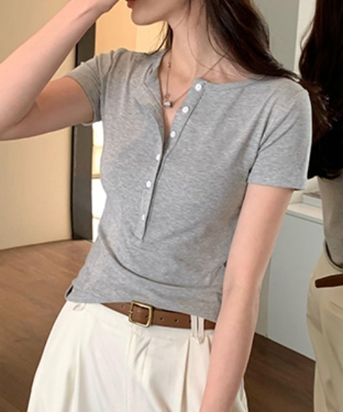 Vipoa(ヴィポア)の「ハーフボタンシンプルスリムトップス(Tシャツ/カットソー・レディース・ネイビー/ホワイト/グレー/ブラック・FREE)」の1枚目の写真