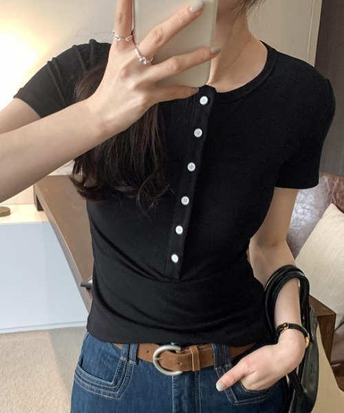 Vipoa(ヴィポア)の「ハーフボタンシンプルスリムトップス(Tシャツ/カットソー・レディース・ネイビー/ホワイト/グレー/ブラック・FREE)」の4枚目の写真