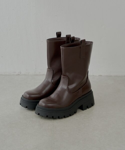 Chico(チコ)の「サイドストラップ厚底ショートブーツ(ブーツ・レディース・ブラウン/ブラック・SMALL/MEDIUM/LARGE)」の2枚目の写真