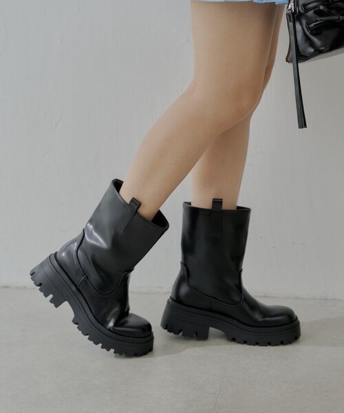 Chico(チコ)の「サイドストラップ厚底ショートブーツ(ブーツ・レディース・ブラウン/ブラック・SMALL/MEDIUM/LARGE)」の4枚目の写真