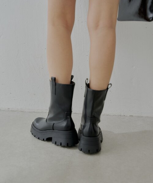 Chico(チコ)の「サイドストラップ厚底ショートブーツ(ブーツ・レディース・ブラウン/ブラック・SMALL/MEDIUM/LARGE)」の5枚目の写真