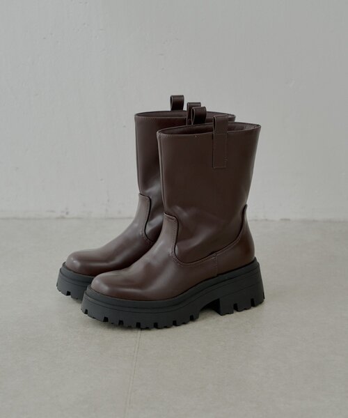Chico(チコ)の「サイドストラップ厚底ショートブーツ(ブーツ・レディース・ブラウン/ブラック・SMALL/MEDIUM/LARGE)」の10枚目の写真