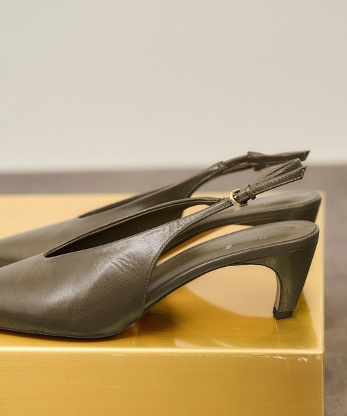 SALON adam et rope'（サロン アダム エ ロペ）の「【W S（ドゥーブル）】ゴートレザーバックストラップパンプス（パンプス・レディース・オリーブ/ブラック・23/23.5/24/24.5/36/36.5/37/37.5）」の5枚目の写真