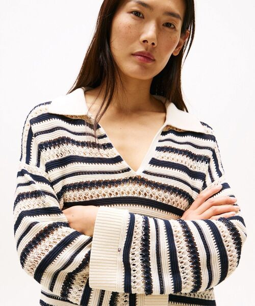 TOMMY HILFIGER(トミーヒルフィガー)の「クロッシェオープンネックリラックスポロセーター(ニット/セーター・レディース・サンドベージュ・X-SMALL/XX-SMALL)」の2枚目の写真