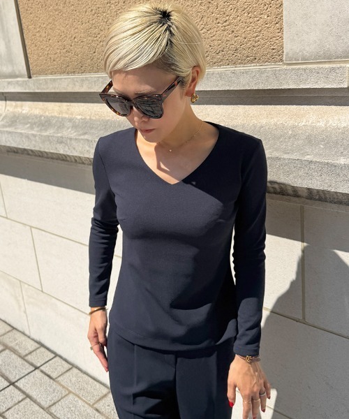 JENNE(ジェンヌ)の「日本製美バストラインVネックカットソー(Tシャツ/カットソー・レディース・ホワイト/ネイビー/ブラック/ダークグリーン・SMALL/MEDIUM/LARGE)」の4枚目の写真