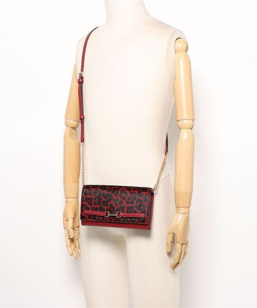 MICHAEL KORS（マイケルコース）の「CARSON LG WALLET ON A CHAIN クロスボディ（ショルダーバッグ・レディース・レッド系・FREE）」の2枚目の写真