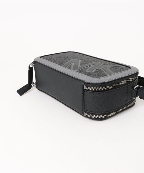 MICHAEL KORS(マイケルコース)の「COOPER ダブルジップ ロング クロスボディ - MKシグネチャー(ショルダーバッグ・メンズ・ガンメタ・FREE)」の3枚目の写真