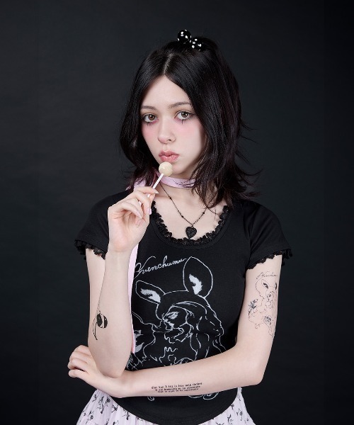 AVENCHUMU(アバンチュウム)の「ERICO collaboration illustration T-shirt(Tシャツ/カットソー・レディース・ブラック×ピンク/ブラック/ピンク・FREE/XS)」の17枚目の写真