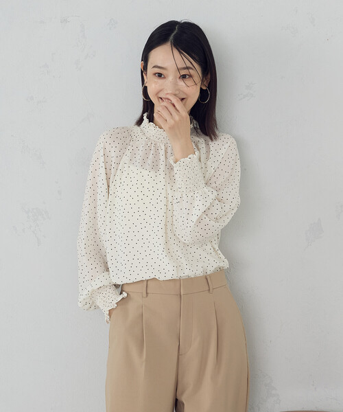 COMME CA ISM（コムサイズム）の「シャーリングブラウス（シャツ/ブラウス・レディース・ホワイト×ブラック/ネイビー/アイボリー/ブラック×ホワイト・LARGE/MEDIUM）」の2枚目の写真