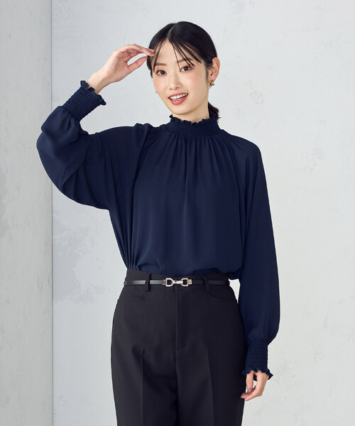 COMME CA ISM（コムサイズム）の「シャーリングブラウス（シャツ/ブラウス・レディース・ホワイト×ブラック/ネイビー/アイボリー/ブラック×ホワイト・LARGE/MEDIUM）」の4枚目の写真